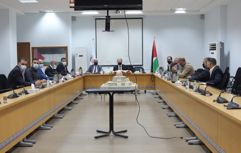 وزير الاقتصاد الوطني يجتمع مع اتحاد الصناعات الغذائية وقطاع صناعة الالبان الفلسطينية